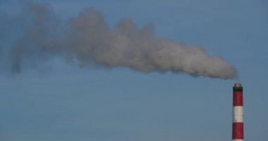 Caen, Normandiya, Fransa yakınlarındaki bir fırın bacasından çıkan duman ve hava kirliliği.