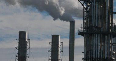 Biganos, Gironde, Nouvelle-Aquitaine, Fransa 'daki bir kağıt fabrikasının duman ve hava kirliliği.