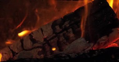 Şöminede yanan odun.