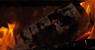 Şöminede yanan odun.