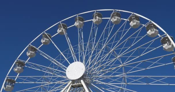 Ferris Wheel Action Againts Blue Sky — Stock Video