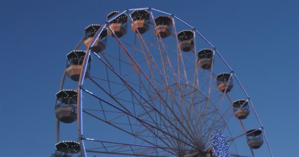 Roda Ferris Beraksi Lagi Langit Biru — Stok Video