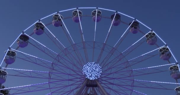 Rueda Fortuna Acción Contra Cielo Azul — Vídeo de stock