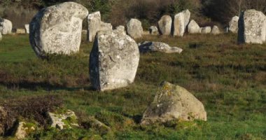 Taş dizilimleri, Carnac, Morbihan, Brittany, Fransa. Menec hizalamasında taşlar