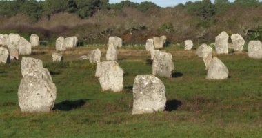 Taş dizilimleri, Carnac, Morbihan, Brittany, Fransa. Menec hizalamasında taşlar