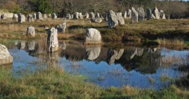 Taş dizilimleri, Carnac, Morbihan, Brittany, Fransa. Menec hizalamasında taşlar