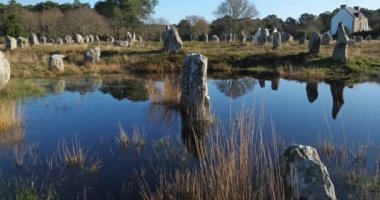 Taş dizilimleri, Carnac, Morbihan, Brittany, Fransa. Menec hizalamasında taşlar