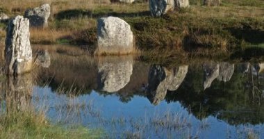 Taş dizilimleri, Carnac, Morbihan, Brittany, Fransa. Menec hizalamasında taşlar