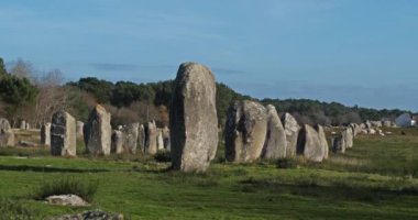 Taş dizilimleri, Carnac, Morbihan, Brittany, Fransa. Menec hizalamasında taşlar