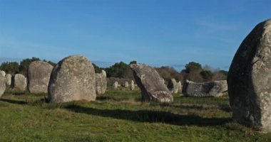 Taş dizilimleri, Carnac, Morbihan, Brittany, Fransa. Menec hizalamasında taşlar
