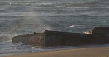 Kaptan Ferret, Lge-Cap-Ferret, Gironde departmanı, Nouvelle-Aquitaine bölgesi, Fransa. Dalgalar çekildiğinde Alman sığınağının kalıntıları..