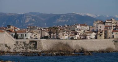 Antibes, Alpes-Maritimes departmanı, Provence, Cte d 'Azur, Fransa. Akdeniz kıyısındaki antibiyotikler. Arka planda Alpes dağları var..