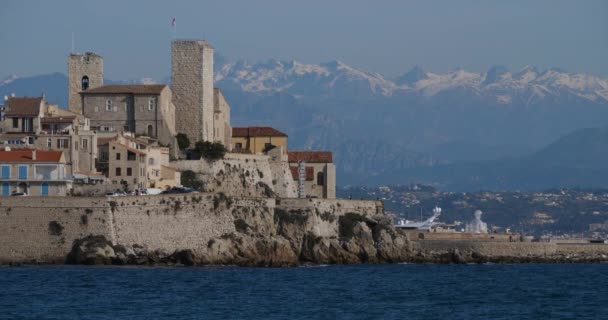 Antibes Alpes Maritimes Department Provence Cte Azur フランス 地中海による抗微生物 背後にはアルプスの山々がある — ストック動画