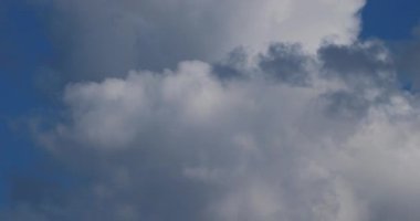 Bulutlu gökyüzü, güney Fransa. Bulutlar mavi gökyüzüne karşı