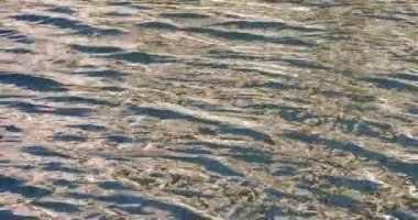 Gün batımında su yüzeyinde yansıma