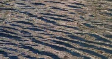 Gün batımında su yüzeyinde yansıma