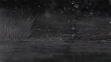 Fırtına sırasında yağmur yağıyor