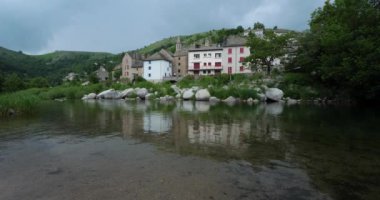 Pont de Montvert ve Tarn nehri, Mont Lozere, Cevennes Ulusal Parkı, Fransa