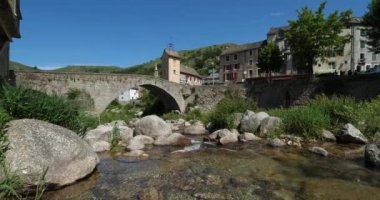Pont de Montvert ve Tarn nehri, Mont Lozere, Cevennes Ulusal Parkı, Fransa. Cevennes Ulusal Parkı, Unesco tarafından sınıflandırılmış dünya mirası.