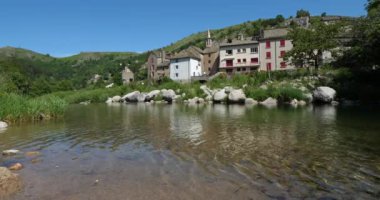 Pont de Montvert ve Tarn nehri, Mont Lozere, Cevennes Ulusal Parkı, Fransa. Cevennes Ulusal Parkı, Unesco tarafından sınıflandırılmış dünya mirası.