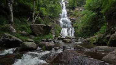 Mont Lozere, Cevennes Ulusal Parkı, Fransa. Fransa, Lozere 'den sular düşüyor.