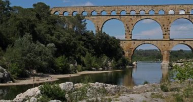 Roma Köprüsü Pont du Gard ve Gardon Nehri, Resmoulins, Gard, Occitanie, Fransa