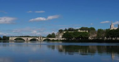 Saint Benezet Köprüsü, eski şehir, Avignon, Vaucluse Bölümü, Fransa. Önde Rhone nehri var..