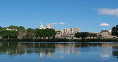 Papa 'nın Sarayı, Avignon, Vaucluse Bölümü, Fransa. Önde Rhone nehri var..