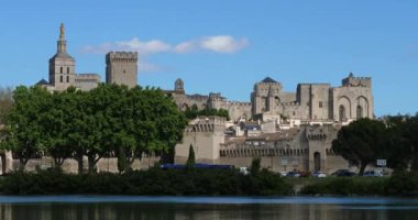 Papa 'nın Sarayı, Avignon, Vaucluse Bölümü, Fransa. Önde Rhone nehri var..