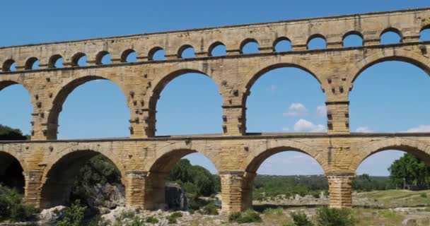 Den Romerska Bron Pont Gard Och Floden Gardon Resmoulins Gard — Stockvideo