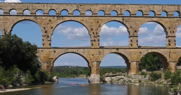 Den Romerska Bron Pont Gard Och Floden Gardon Resmoulins Gard — Stockvideo