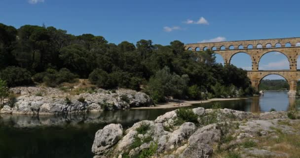 Die Römische Brücke Pont Gard Und Der Fluss Gardon Resmoulins — Stockvideo