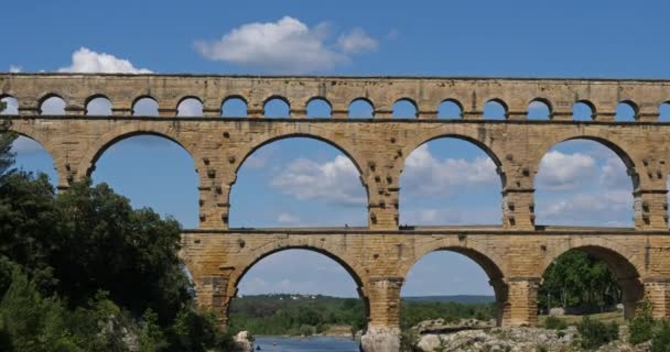 Den Romerska Bron Pont Gard Och Floden Gardon Resmoulins Gard — Stockvideo