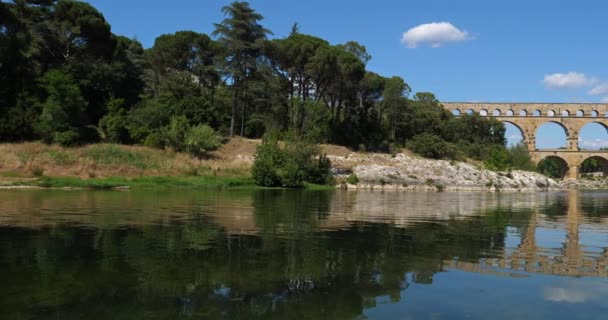 Den Romerska Bron Pont Gard Och Floden Gardon Resmoulins Gard — Stockvideo