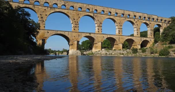 Den Romerska Bron Pont Gard Och Floden Gardon Resmoulins Gard — Stockvideo