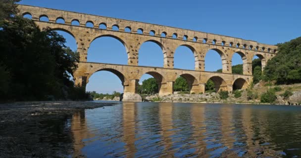 Den Romerska Bron Pont Gard Och Floden Gardon Resmoulins Gard — Stockvideo