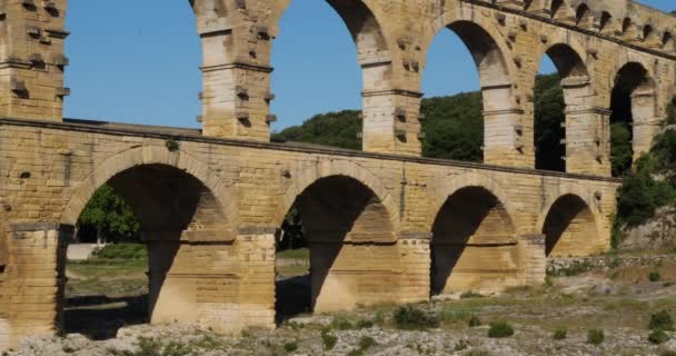 Den Romerska Bron Pont Gard Och Floden Gardon Resmoulins Gard — Stockvideo