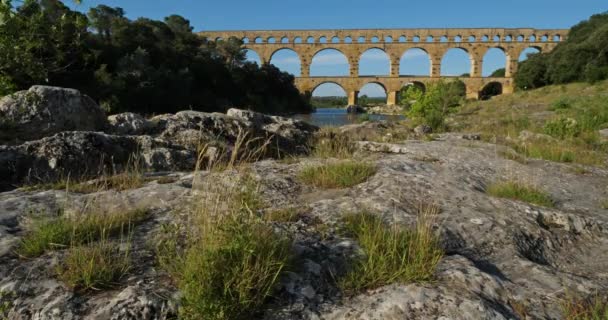 Den Romerska Bron Pont Gard Och Floden Gardon Resmoulins Gard — Stockvideo