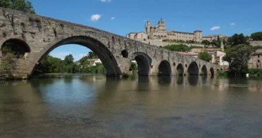 Beziers, Herault, Occitanie, Fransa. Ön planda, Küre Nehri üzerindeki eski köprü. Arka planda Saint Nazaire katedrali var. 