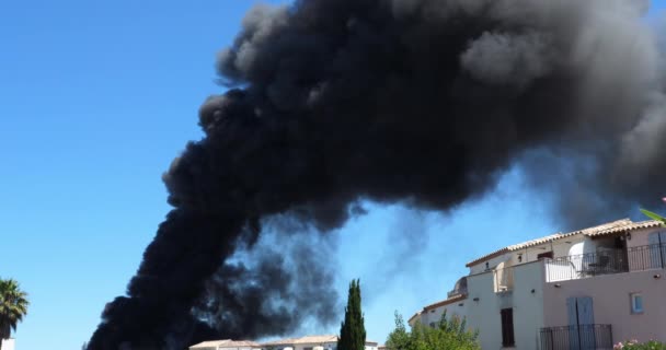 Ένα Εργοστάσιο Που Καίγεται Aigues Mortes Occitanie Γαλλία — Αρχείο Βίντεο
