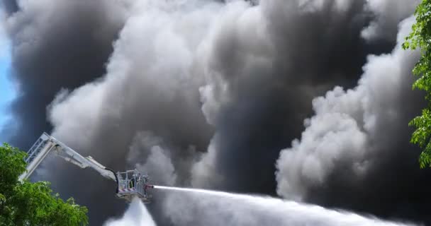 Eine Brennende Fabrik Aigues Mortes Okzitanien Frankreich — Stockvideo