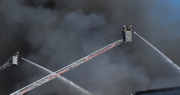法国维吉尼亚 Aigues Mortes 工厂起火 — 图库视频影像