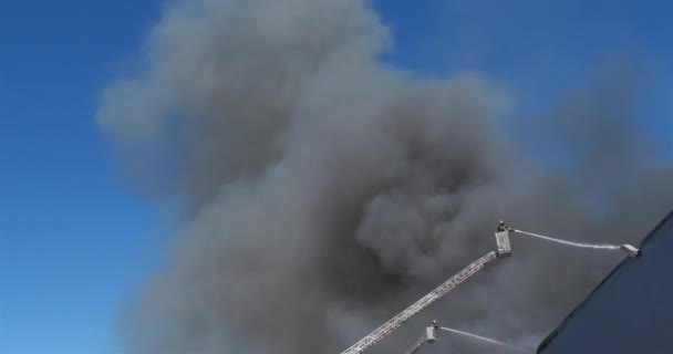 Factory Burning Aigues Mortes Occitanie Francia — Vídeo de stock