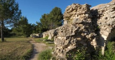 Barbekü su kemeri, Fontvielle 'deki Roma harabeleri, Provence, Güney Fransa