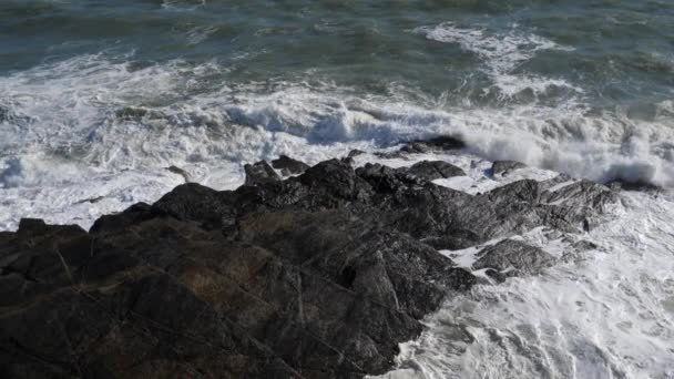 Κύματα Πέφτουν Πάνω Βράχους Pouldu Διαμέρισμα Finistere Βρετάνη Γαλλία — Αρχείο Βίντεο