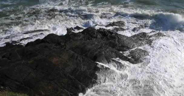 Olas Salpicando Sobre Rocas Pouldu Departamento Finistere Bretaña Francia — Vídeo de stock