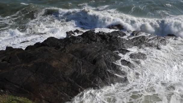 Vågor Som Stänker Stenar Pouldu Finistere Bretagne Frankrike — Stockvideo