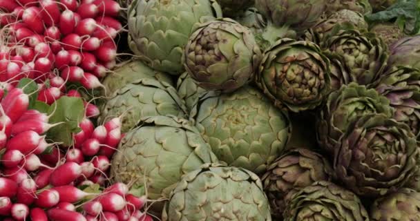 Légumes Frais Sur Étals Dans Marché Sud France — Video