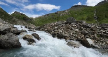 Vanoise doğal parkında vahşi nehir, Savoie, Fransa