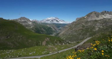 Fransa Savoie Bölümü, Iseran Geçidi 'ne tırmanırken arka planda Pourri Dağı var..